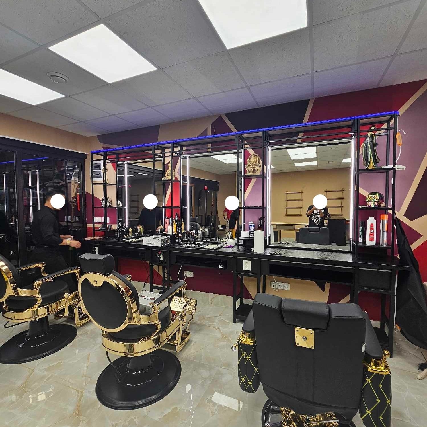 Atmosféra barbershopu Viet My s vintage nástroji